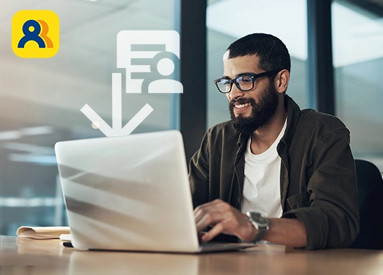 Mann am Laptop beim Import von Daten in WISO MeinBüro Personal