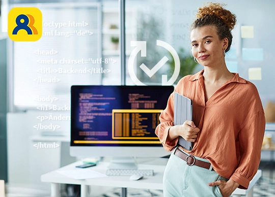 Frau in orangefarbenem Hemd steht vor einem Schreibtisch, in der Hand ein Tablet und mit Computercode im Hintergrund