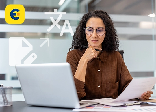 Frau am Schreibtisch mit einem Laptop und stilisierten Schriftzeichen im Hintergrund – symbolisch für den Übersetzungsservice