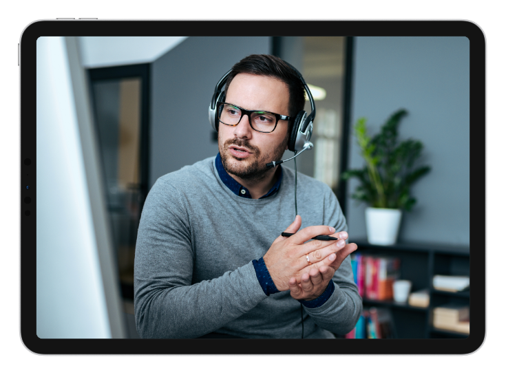 Mann mit Headset, hinter ihm ein Bürosetting