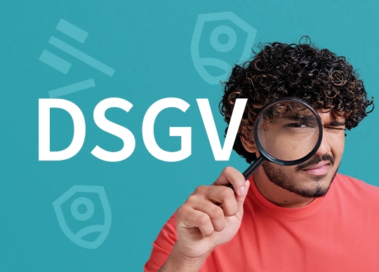 Mann mit rotem Shirt hält eine Lupe vor das Auge, im Hintergrund steht groß „DSGVO“