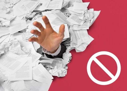 Hand streckt sich aus einem großen Stapel Papier empor, rechts daneben ein durchgestrichener Kreis auf rotem Hintergrund