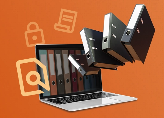 Ein Laptop vor orangefarbenem Hintergrund. Physische Pendelordner fliegen in den Laptop, wo diese in digitalisierter Form vorliegen.