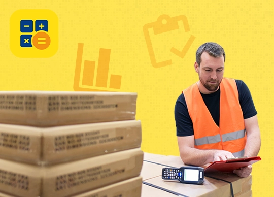 Mann steht vor mehreren Kartons, in seiner Hand ein Klemmbrett; oben links das WISO MeinBüro Desktop Logo