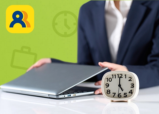 Person im Business-Outfit klappt Laptop zu, davor eine analoge Uhr; im Hintergrund Symbole für Uhrzeit und Arbeit auf grünem Hintergrund mit WISO MeinBüro Personal Logo