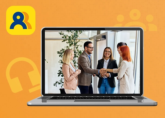 Laptop mit Foto von fünf Personen im Gespräch, darunter ein Handschlag; im Hintergrund orangefarbener Hintergrund mit Personal-Symbolen und WISO MeinBüro Personal Logo