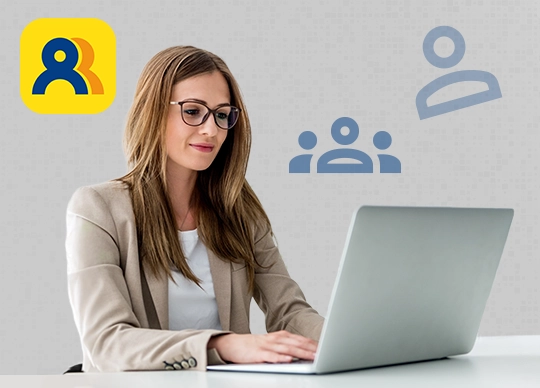 Frau mit langen Haaren sitzt vor einem Laptop, im Hintergrund Symbole für Personen und das WISO MeinBüro Personal Logo auf grauem Hintergrund