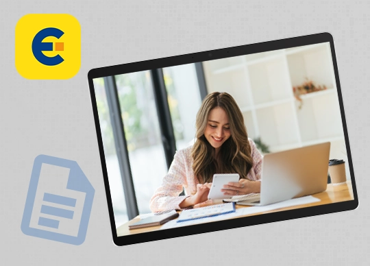 Bild von einer junger Frau am Schreibtisch, die auf Smartphone und Laptop blickt; oben links das WISO MeinBüro Rechnungen Logo