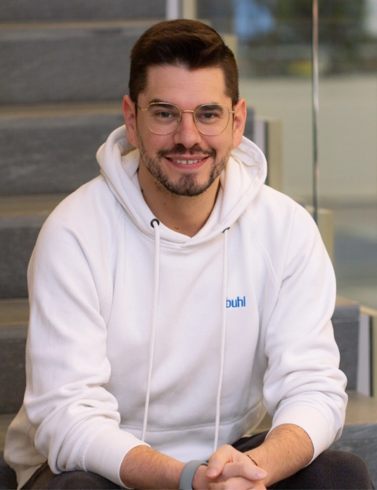 Stefan Knuth, Produktmanager bei WISO MeinBüro, sitzt auf einer Treppe und lächelt in die Kamera.