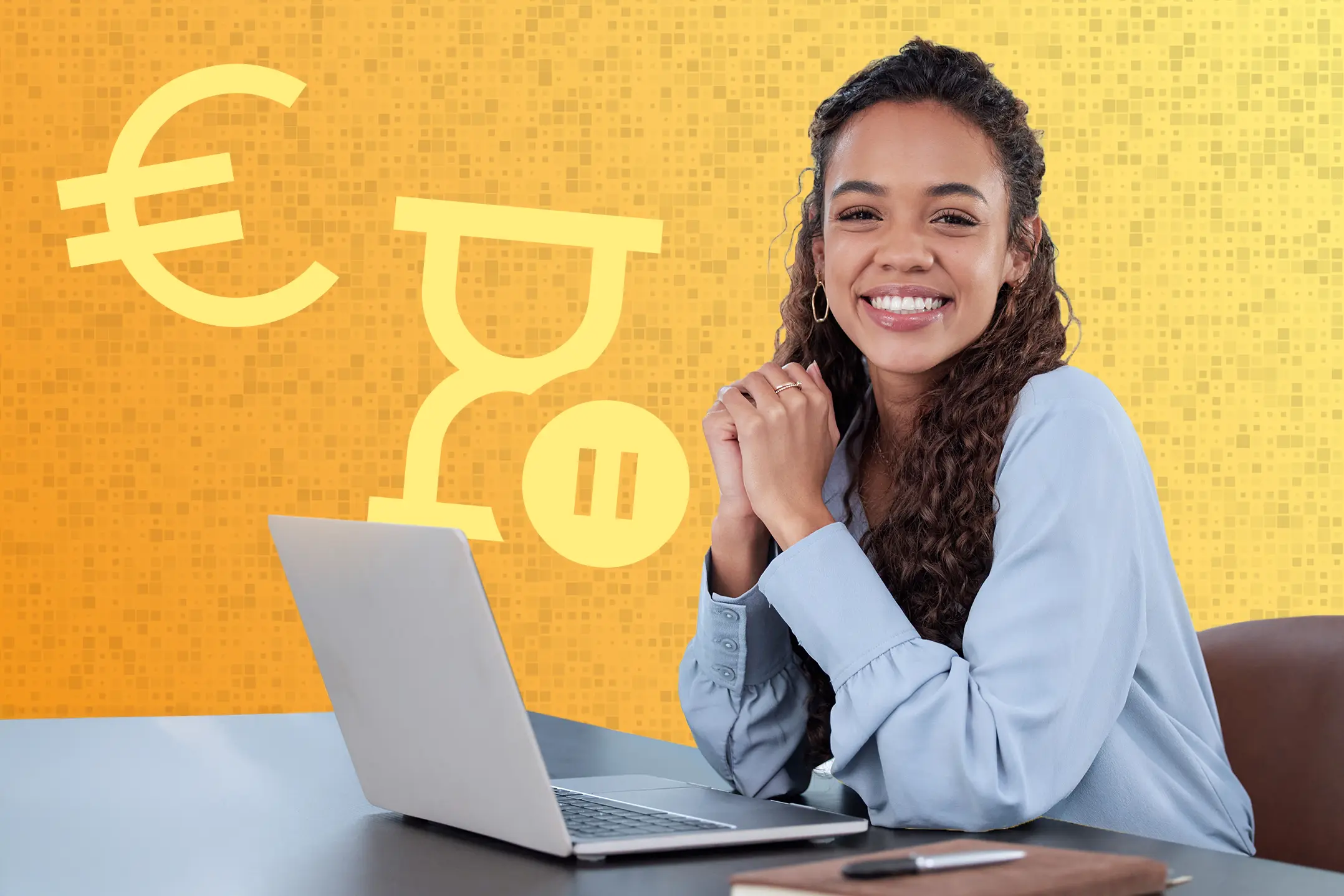 Junge Frau lächelt am Schreibtisch mit Laptop, im Hintergrund Euro-Zeichen und stilisierte Sanduhr mit Pausensymbol auf orange-gelbem Muster.