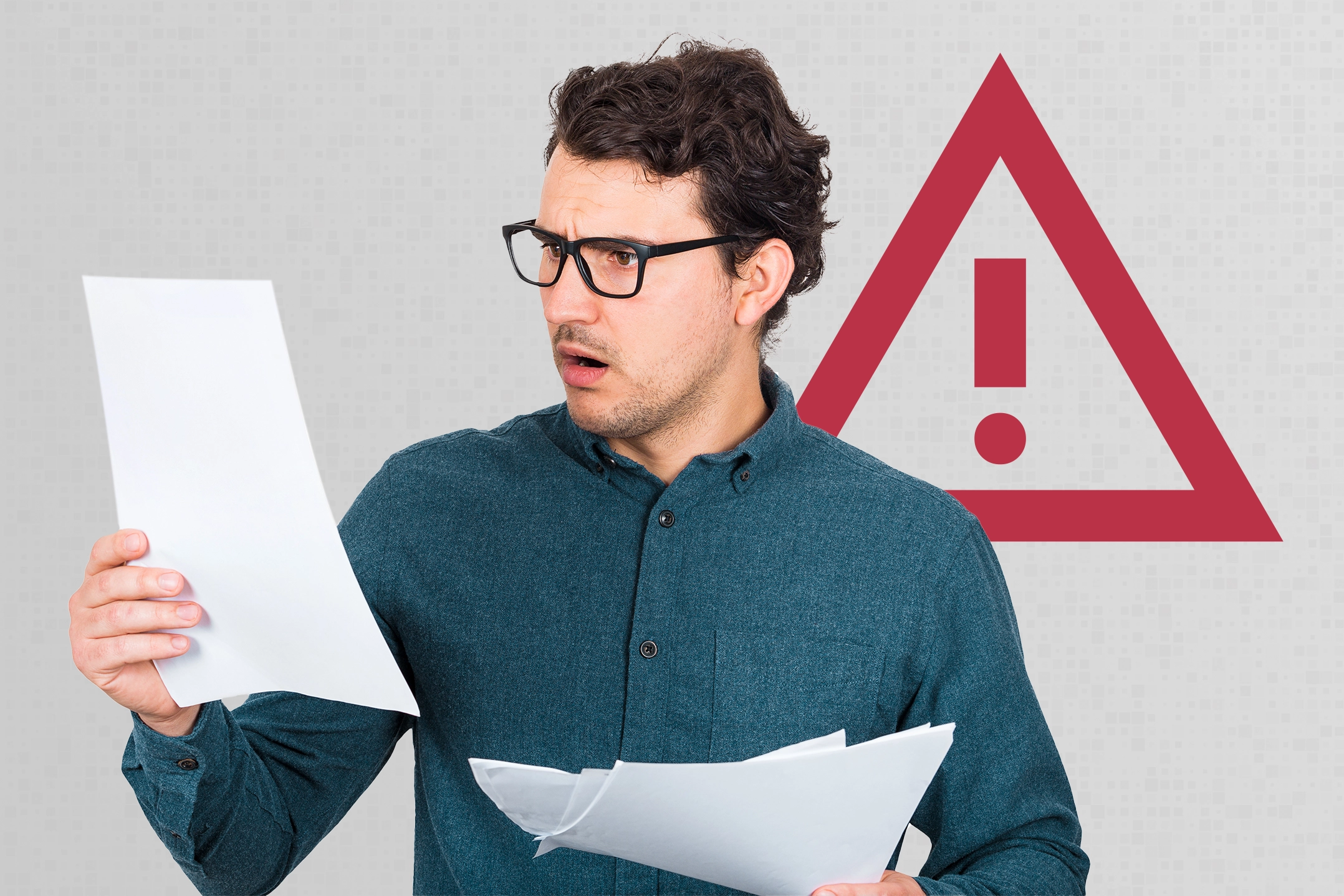 Mann mit Brille schaut überrascht auf ein Blatt Papier, im Hintergrund rotes Warnsymbol mit Ausrufezeichen.
