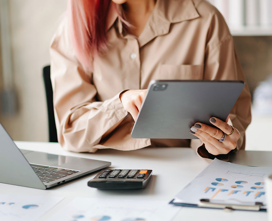 Die Software unterstützt dich nicht nur beim klassischen Rechnung schreiben, sondern ist auch bereit für die Zukunft: Mit wenigen Klicks erstellst du E-Rechnungen im gesetzlich vorgeschriebenen XRechnung- oder ZUGFeRD-Format. Damit erfüllst du schon heute alle Anforderungen für die E-Rechnungspflicht, die 2025 verbindlich wird.