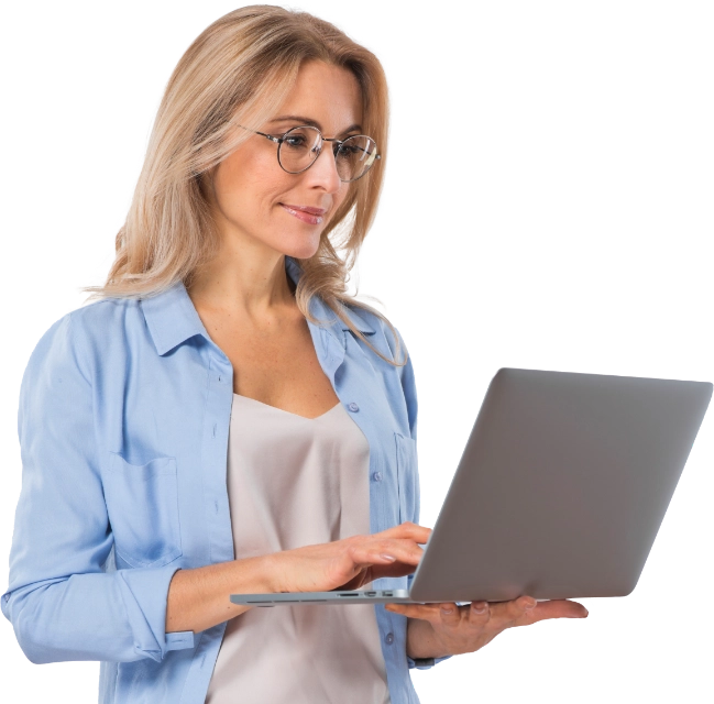 Frau mit Brille im blauen Hemd hält einen Laptop