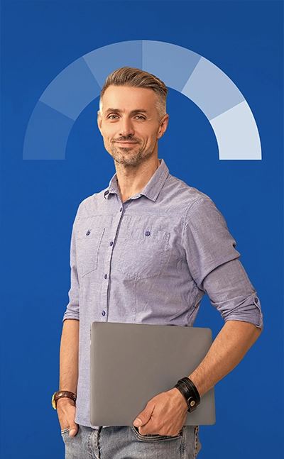 Selbstbewusster Mann mit Laptop – steht für volle Kontrolle über Software-Updates bei Desktop-Lösungen