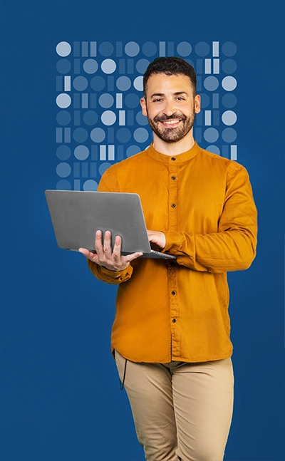 Mann mit Laptop vor abstraktem Datenmuster – Symbolbild für individuelle Kontrolle über die Datenspeicherung bei Desktop-Lösungen