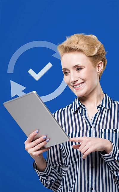 Frau mit Tablet und Update-Symbol im Hintergrund – Symbolbild für automatische Software-Updates bei Online-Lösungen