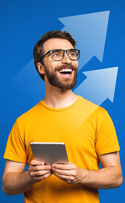 Lächelnder Mann mit Tablet vor gelbem Hintergrund – Symbolbild für die sofortige Nutzung einer Online-Lösung