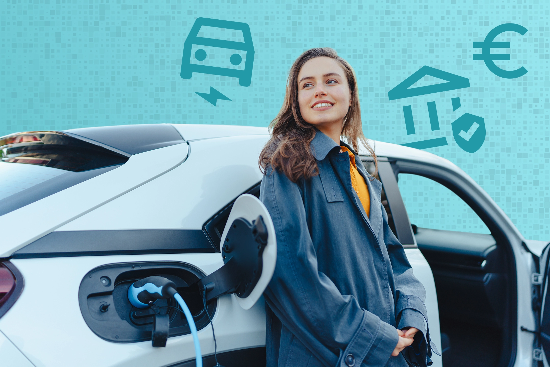 Eine junge Frau lehnt an einem Elektro-Auto welches am Aufladen ist.