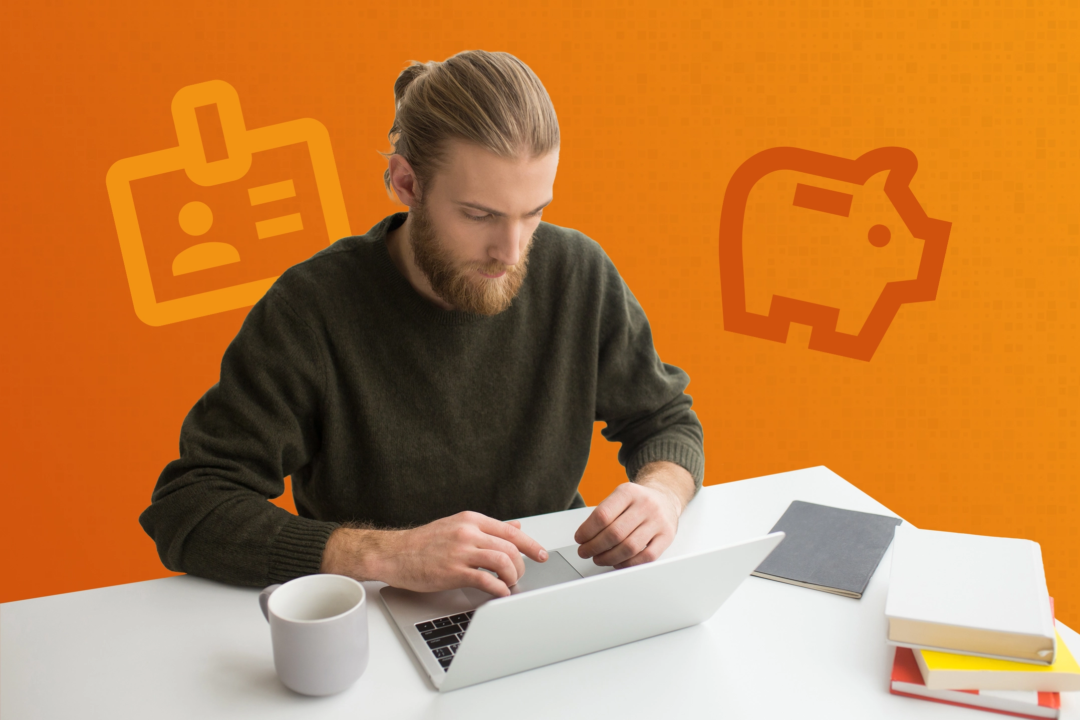 Ein junger Mann sind vor einem Laptop und arbeitet. Im Hintergrund - vor orangenem Hintergrund - ein Sparschwein-Symbol.