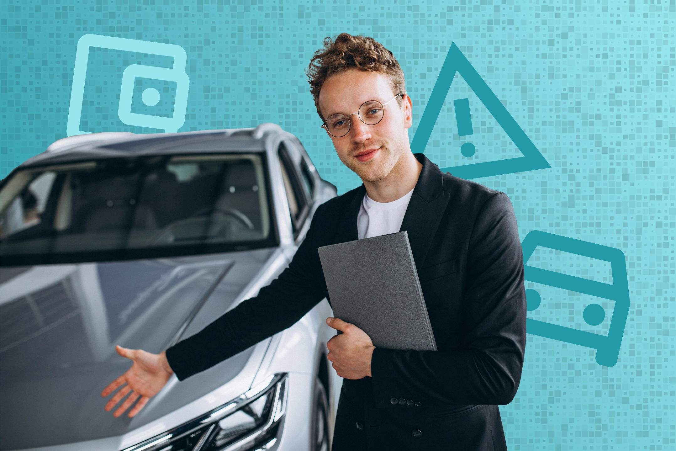 Ein Autoverkäufer in schwarzem Sacko weist mit der Hand auf ein silbernes Auto.